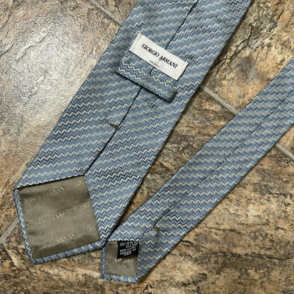 Giorgio Armani Light Blue Zigzag Men's Tie- 100% Silk Seide